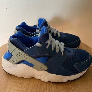 Boys blue size 6 Nike Huraches